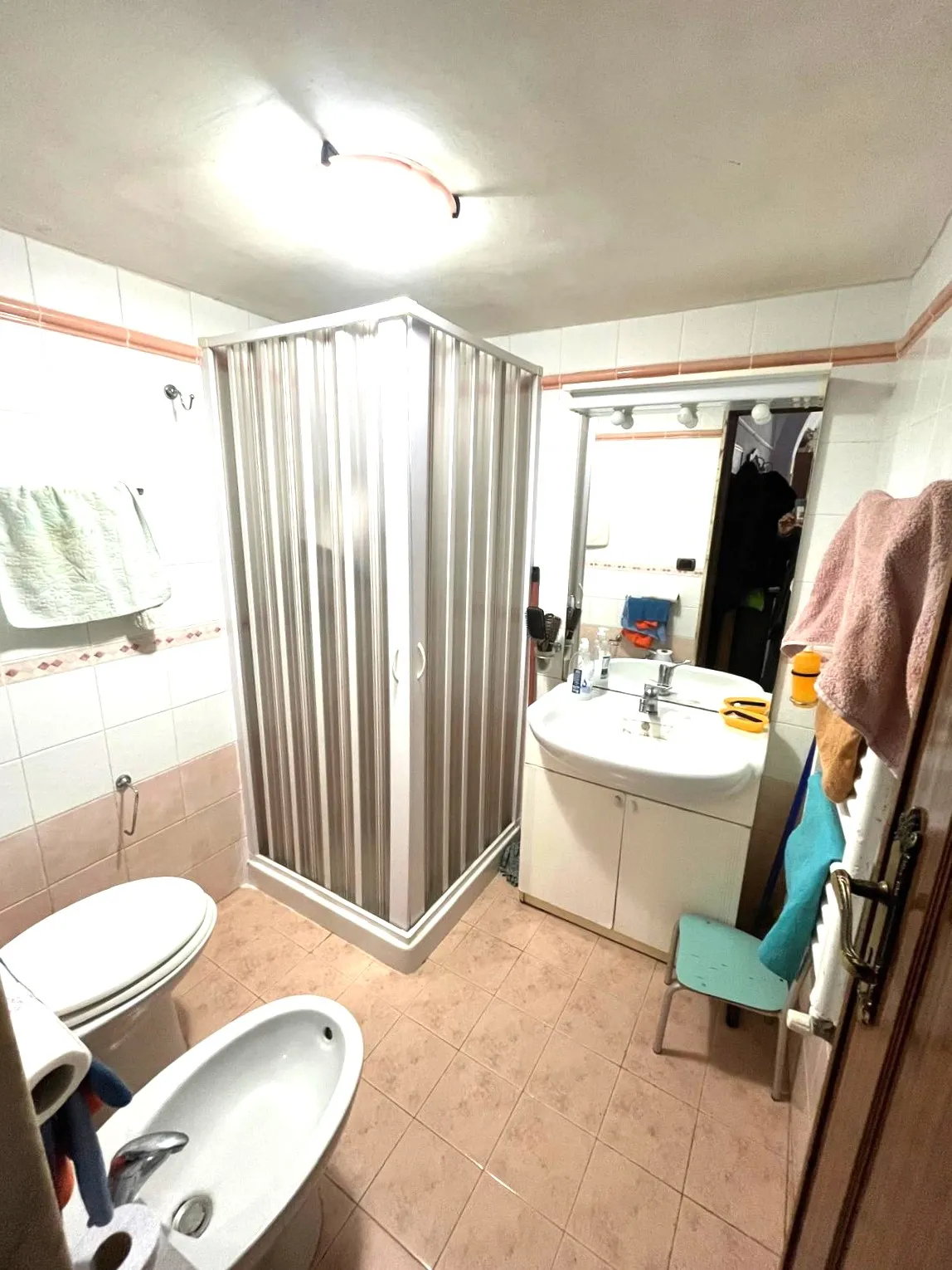 Casa indipendente affiancata, sviluppata su due livelli, in zona centralissima e ottimamente servita.