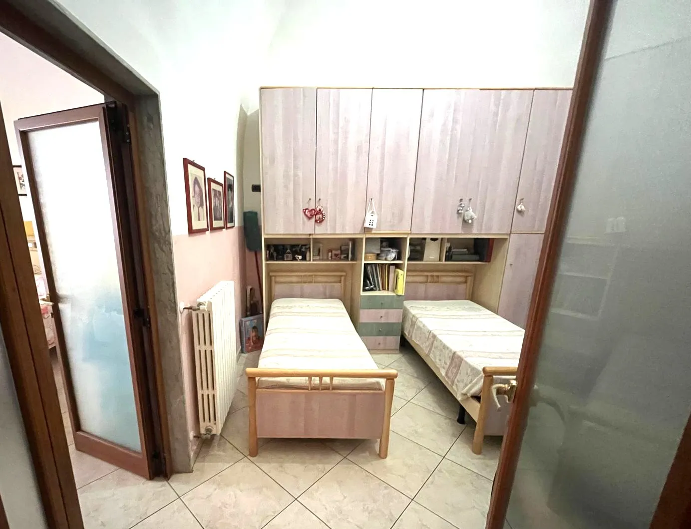 Casa indipendente affiancata, sviluppata su due livelli, in zona centralissima e ottimamente servita.