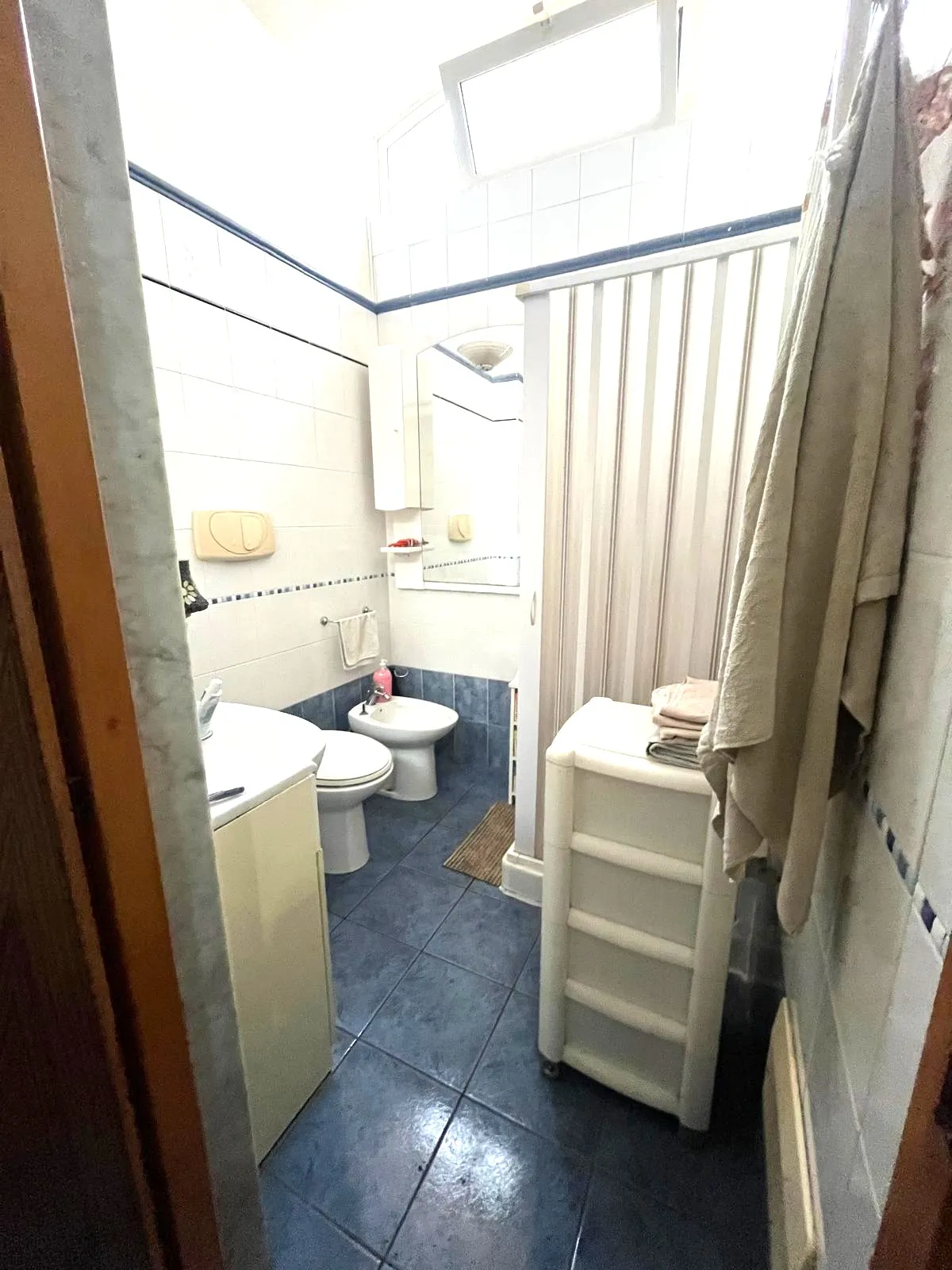 Casa indipendente affiancata, sviluppata su due livelli, in zona centralissima e ottimamente servita.