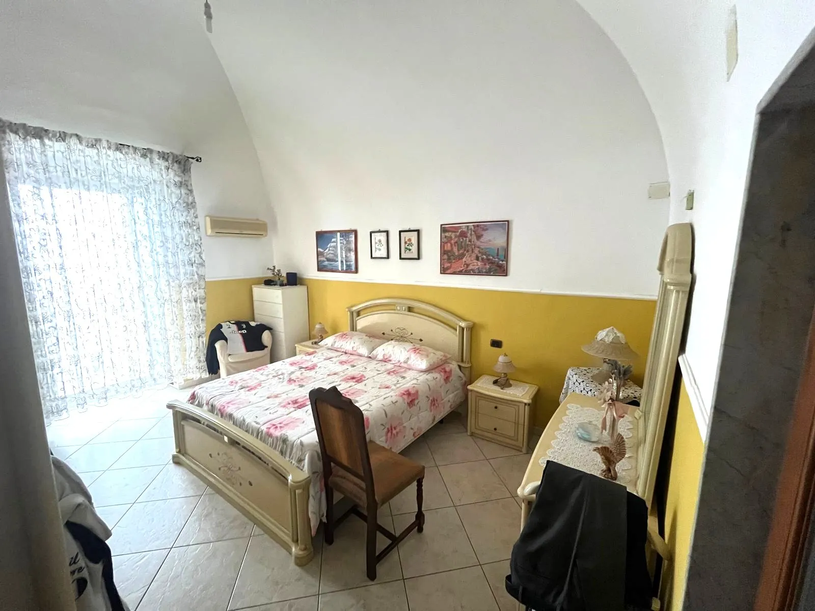 Casa indipendente affiancata, sviluppata su due livelli, in zona centralissima e ottimamente servita.