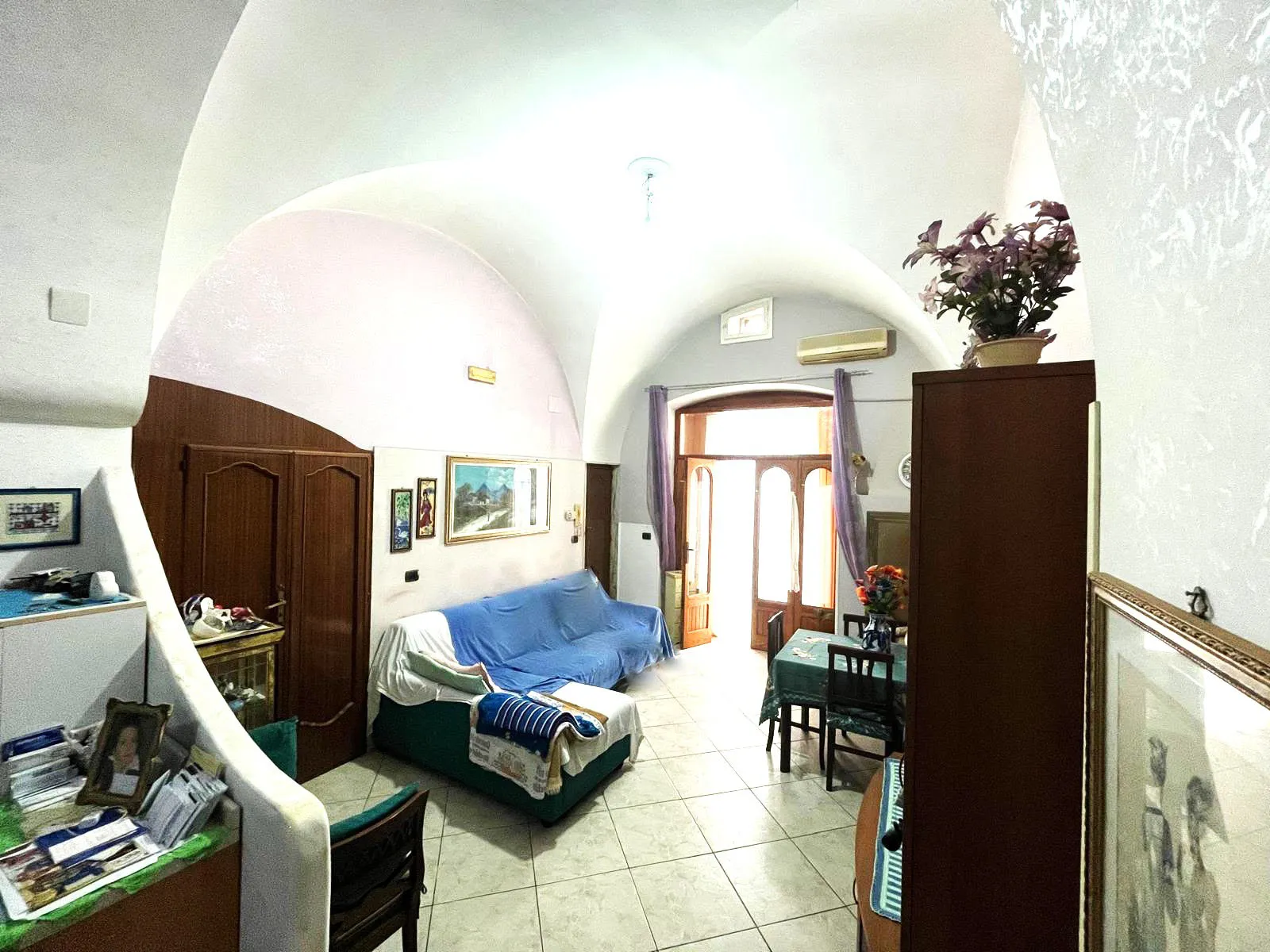 Casa indipendente affiancata, sviluppata su due livelli, in zona centralissima e ottimamente servita.