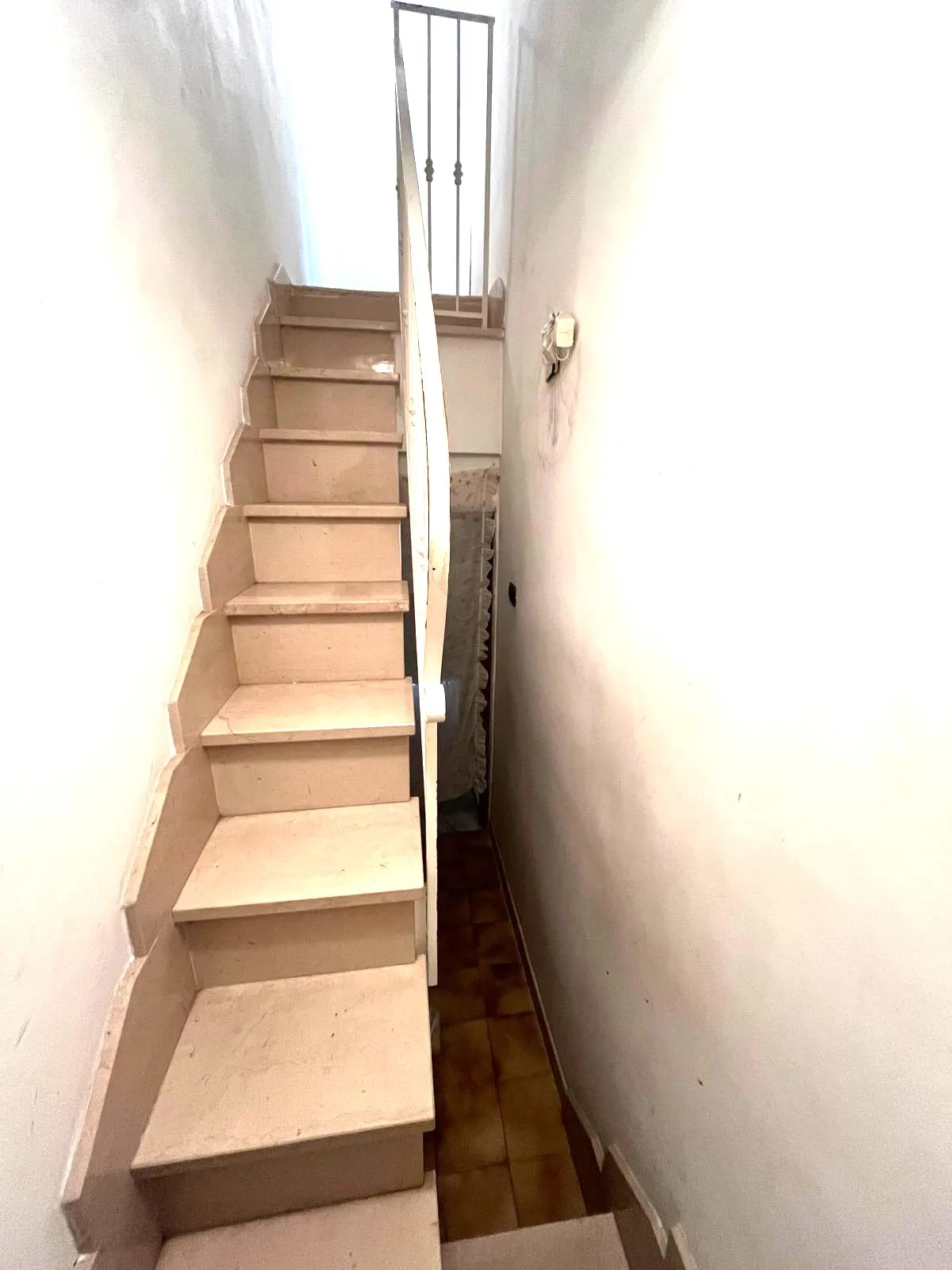 Casa indipendente affiancata, sviluppata su due livelli, in zona centralissima e ottimamente servita.