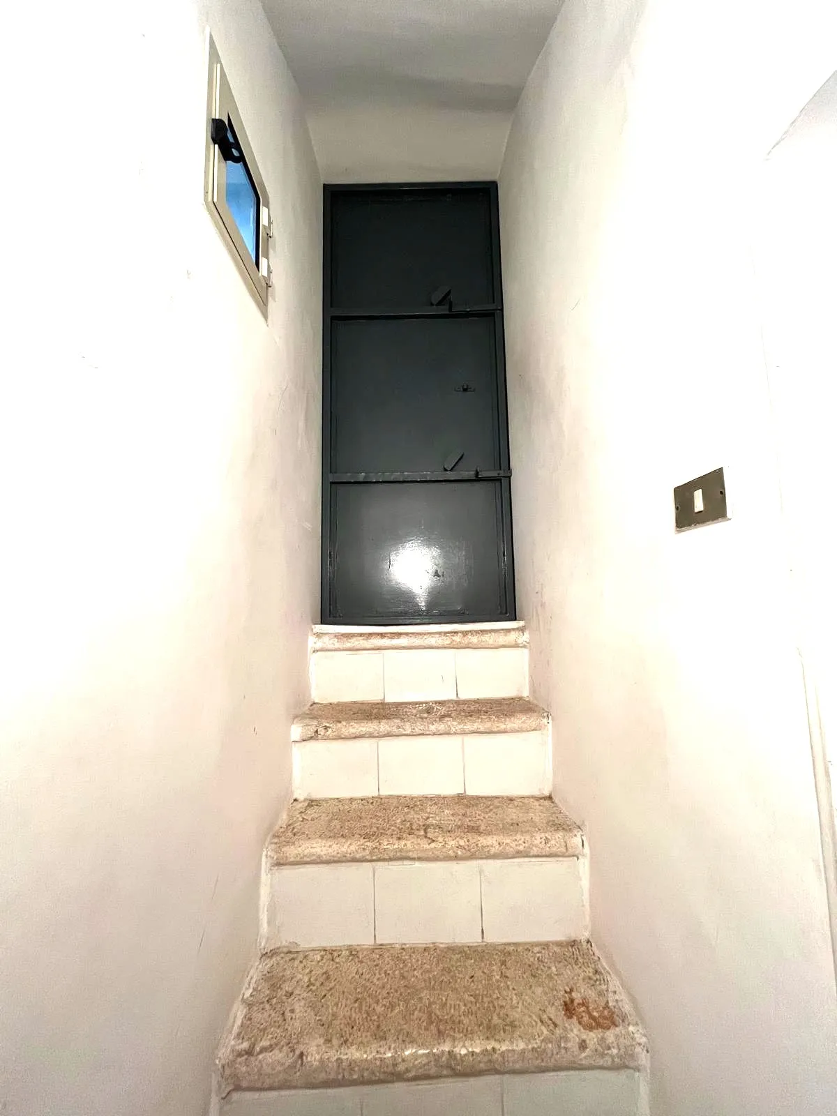 Casa indipendente affiancata, sviluppata su due livelli, in zona centralissima e ottimamente servita.