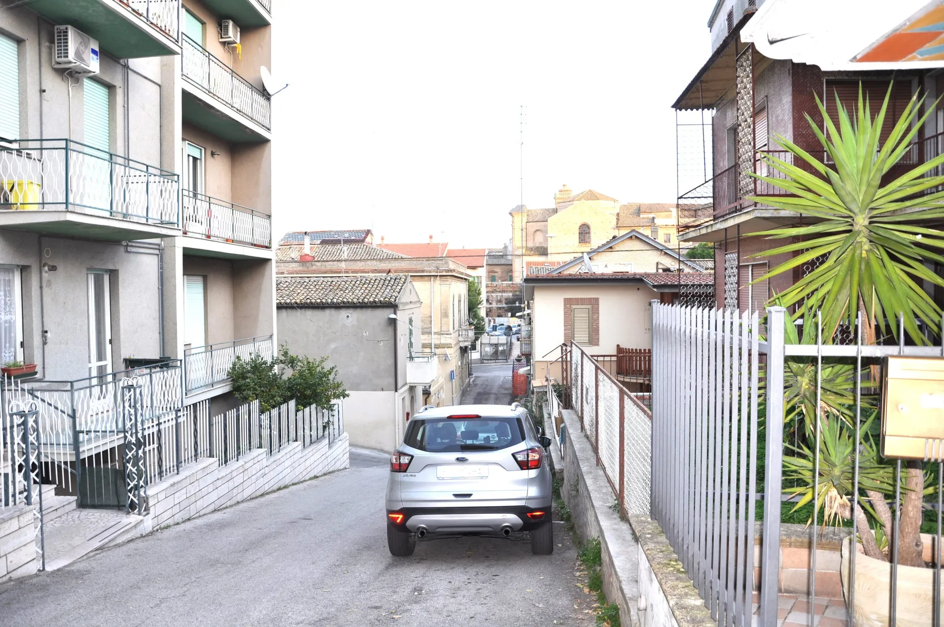 Grazioso appartamento al primo piano di una bifamiliare realizzata negli anni '80 e successivamente ristrutturata completamente in zona tranquilla ma centraliss