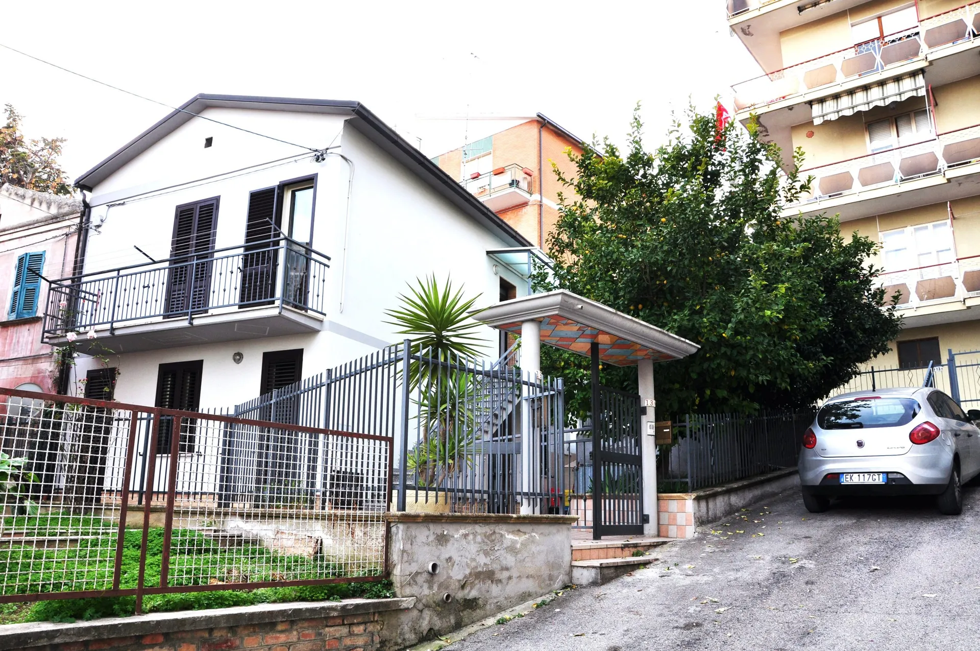 Grazioso appartamento al primo piano di una bifamiliare realizzata negli anni '80 e successivamente ristrutturata completamente in zona tranquilla ma centraliss