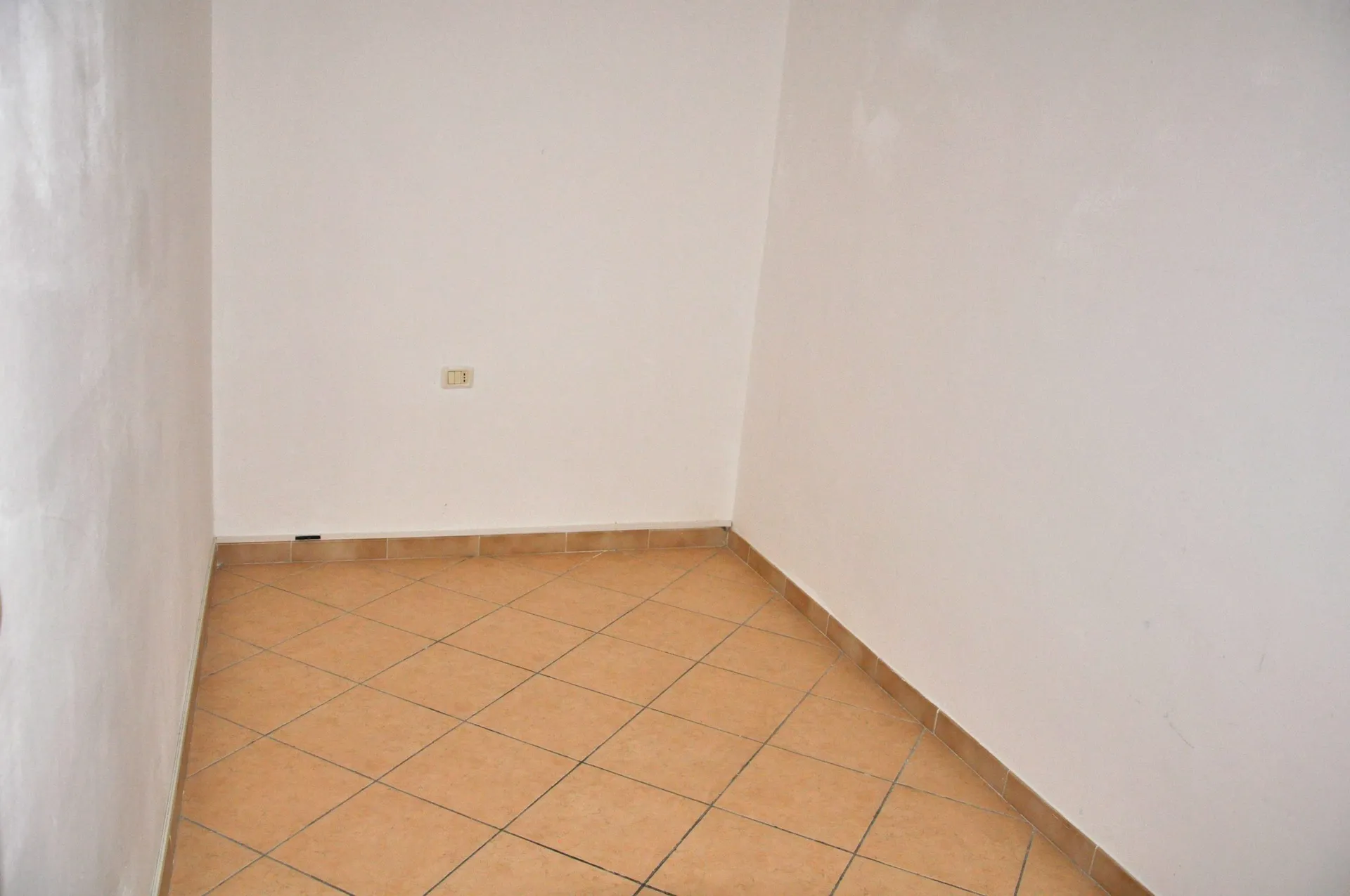 Grazioso appartamento al primo piano di una bifamiliare realizzata negli anni '80 e successivamente ristrutturata completamente in zona tranquilla ma centraliss