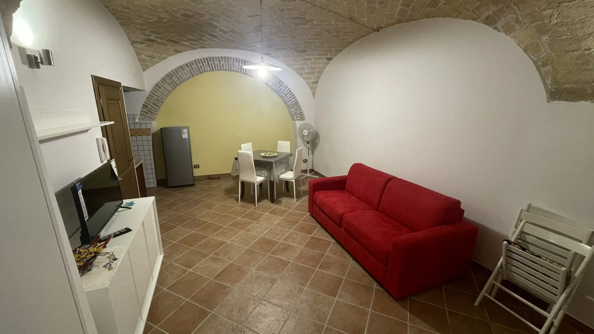 Grazioso monolocale di 40 mq con bagno in zona centrale e servita.