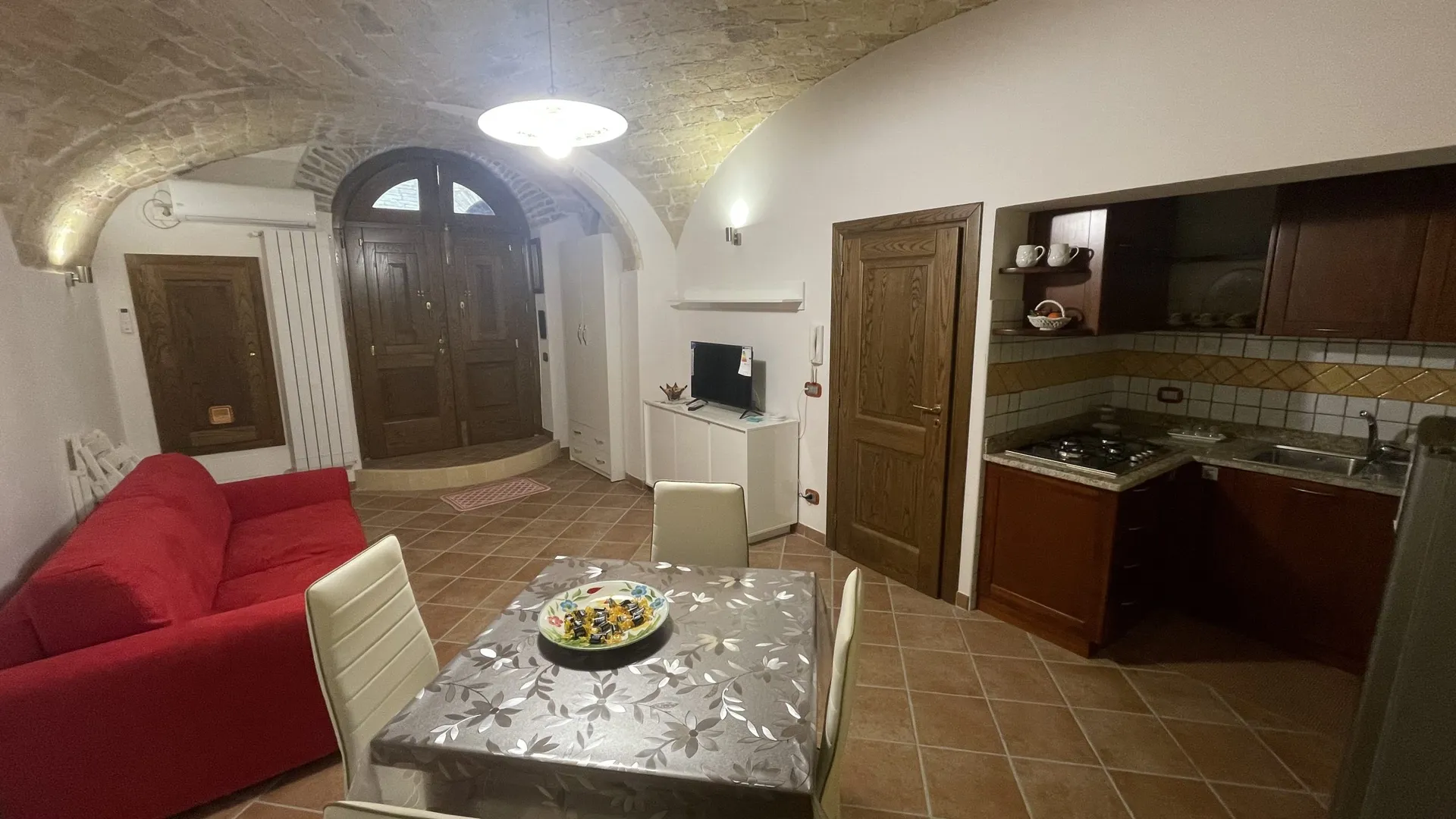 Grazioso monolocale di 40 mq con bagno in zona centrale e servita.