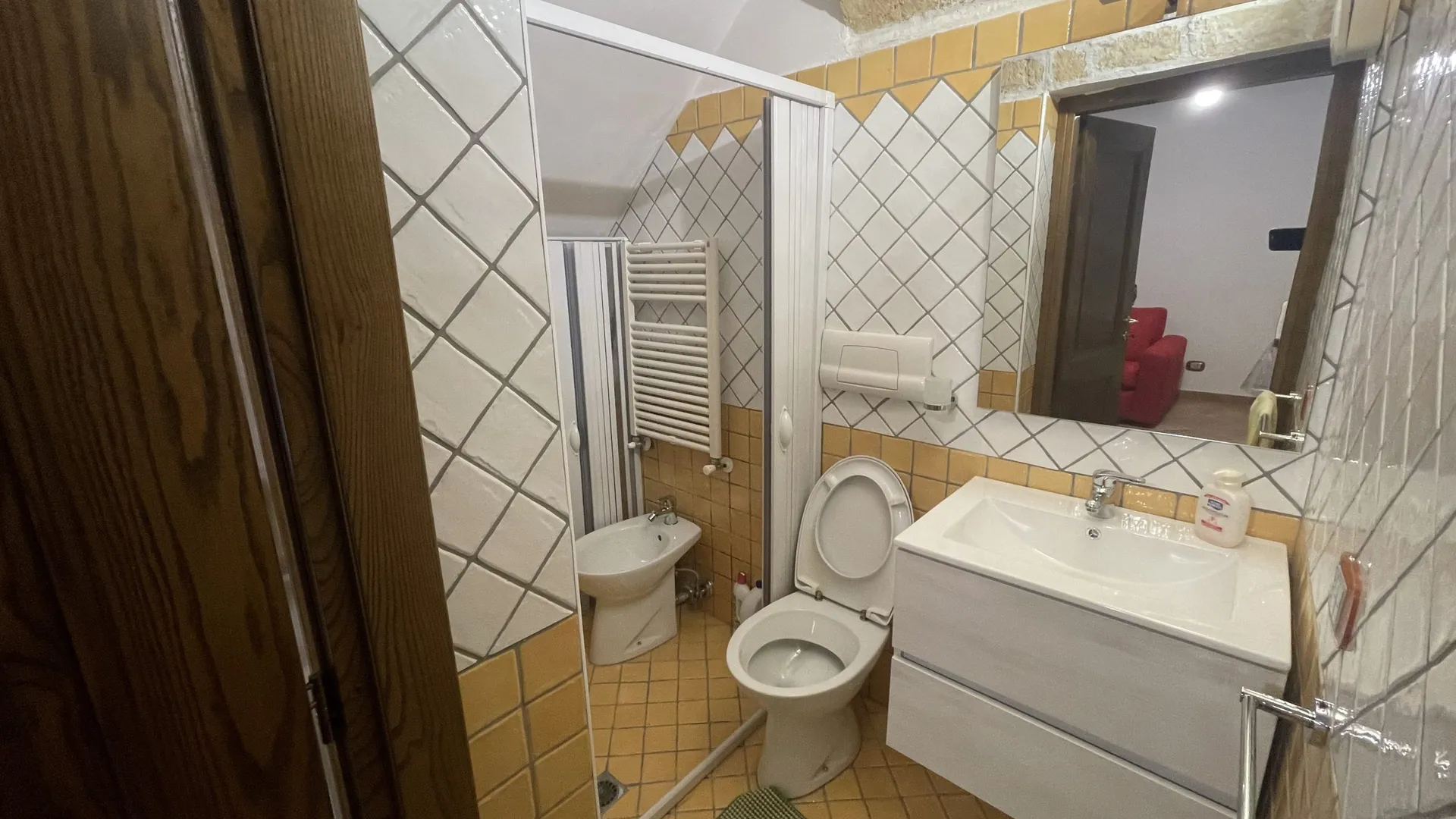 Grazioso monolocale di 40 mq con bagno in zona centrale e servita.
