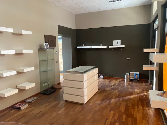 NOTE: locale commerciale prestigioso nel cuore del centro storico.
